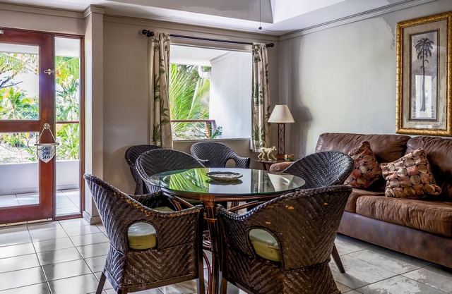Fun & bright Getaway W/ Furnished Balcony, Shared pool, Volleyball & Kitchenette