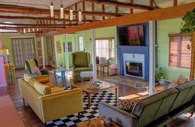 Fun cottage w/VIEW, minutes to downtown Eureka Springs, Beaver Lake, White River