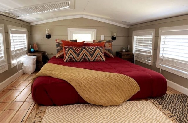 Fun, Cozy "Tiny House" Retreat w/ Study, fast WiFi