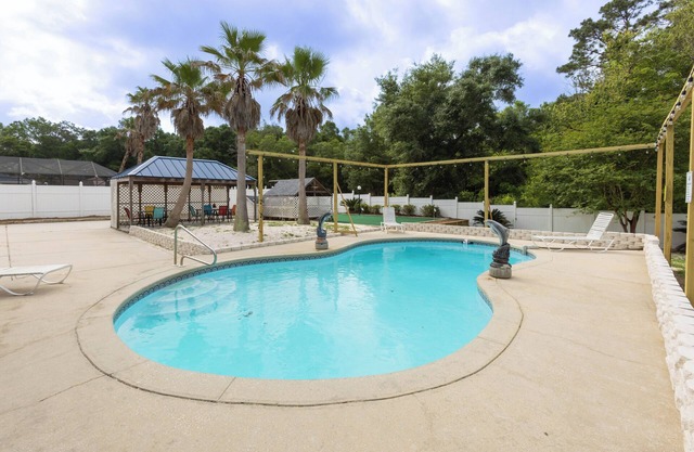 Fun Daze- Beautiful, Private *Heated Pool, Putting Green, Spring Low Rates!