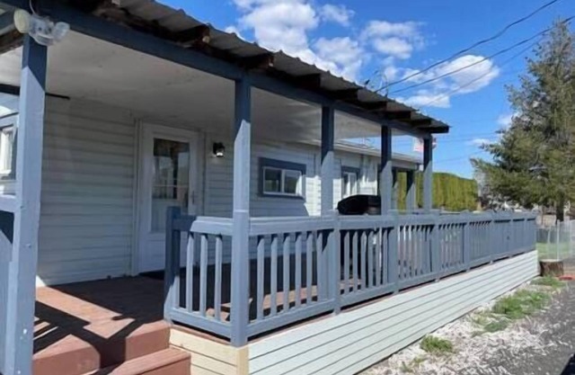Historic Farmhouse with enclosed porch, fire pit, and pet-friendly front yard.