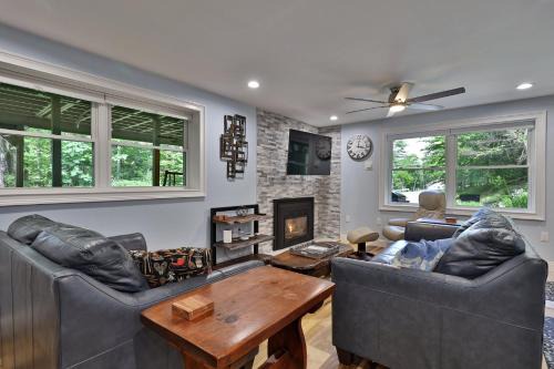 Fun In Fun Out Ski Home - Main Floor, Renovated 3BR-2BA, Hot Tub, Close to Resort