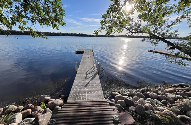 25 steps to the Lake 2 bedroom cabin with WiFi, AC .