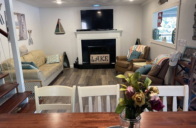 Fun Lake Home in a quiet cove close to great restaurants, bars and shopping.