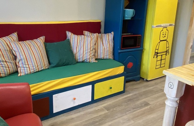 Fun Lego Brick theme for your visit! Easy access to I75. Private setting.
