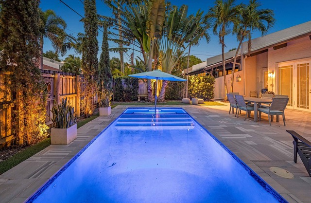 Fun Location! 1 block walk to Las Olas blvd in Ft. Lauderdale w/ Pool & parking