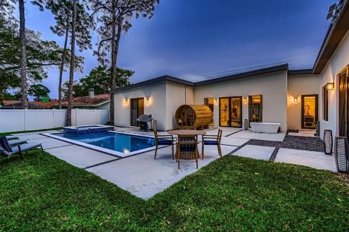 Fun & Luxury 5BR Pool Villa with Sauna, Arcade, Plunge and more!