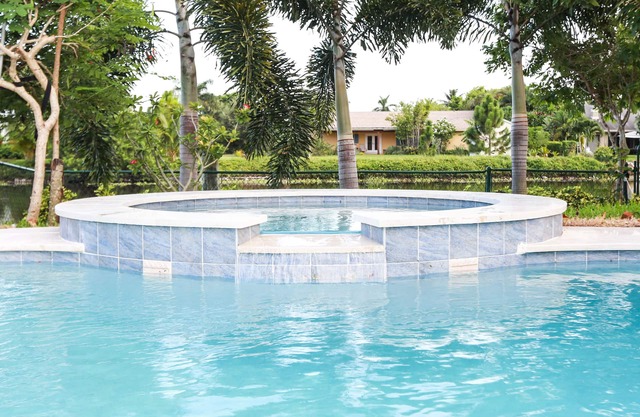 VACANCES INCROYABLES! FUN HOME W / JACUZZI / PISCINE CHAUFFÉE SUR CANAL / PÊCHE / PROCHE PLAGE / TOUT