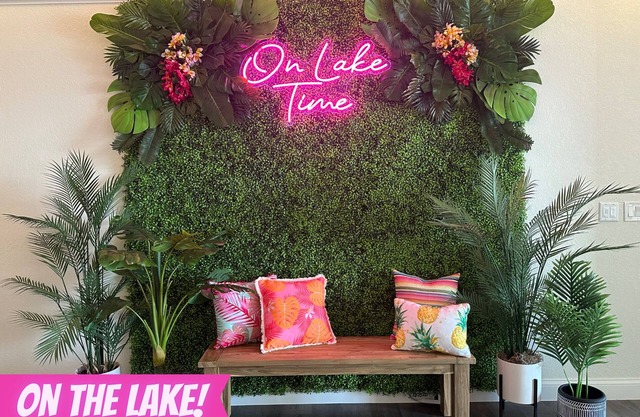 Fun Miami inspired Oasis on The Lake! Easy access to everything- Pet friendly