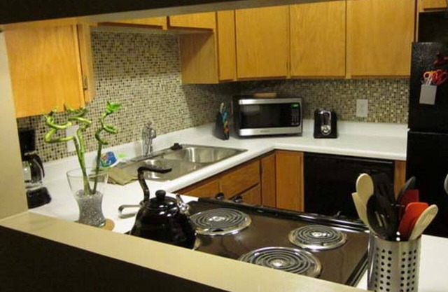 Fun, Trendy & Friendly Budget! 2 Chambres / 1BA w / WIFI - 2 mi au centre-ville