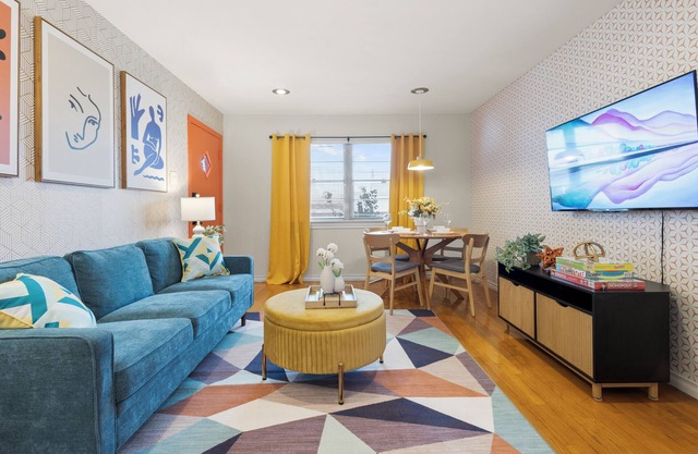 Funky Fiesta Flat-All King Beds-Mins to DT Dallas