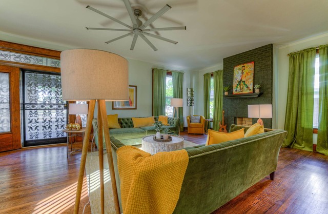 Close to Downtown and Midtown, gated parking, firepit, games