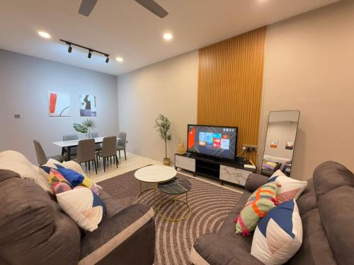 FunkyVila6 14Pax 4BR Near188Tower, HTTA, Airport