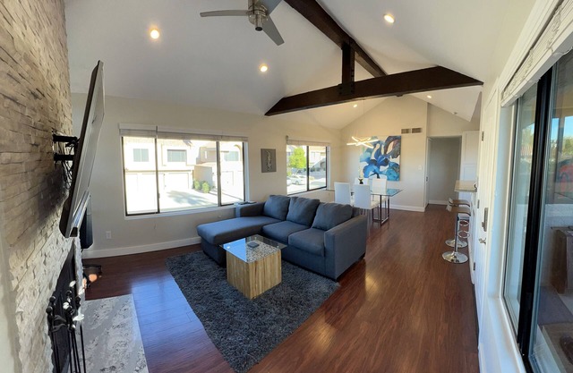 Magnifiquement meublé 1 chambre 1 salle de bain récemment rénové Condo avec Garage
