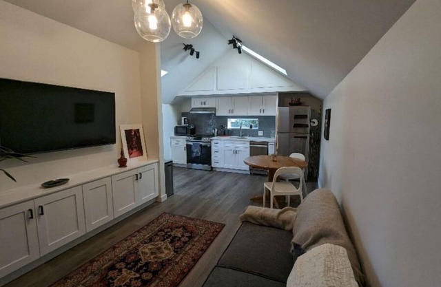 Furnished 1B/1B - Fresh, bright new home near Seattle Children's