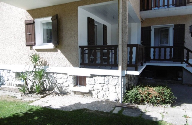 APPARTEMENT MEUBLE F3 NEUF RDC VILLA