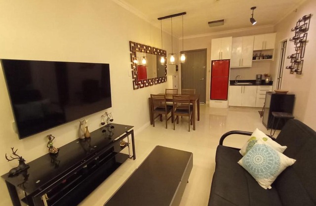Furnished Condo with Private Parking, Free WiFi, Netflix & 2 Aircon Units