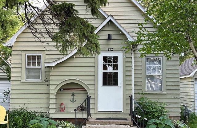 Cheerful Lakeview Cottage - Sleeps 6 - Garage - Laundry - Short/Long Term Stays