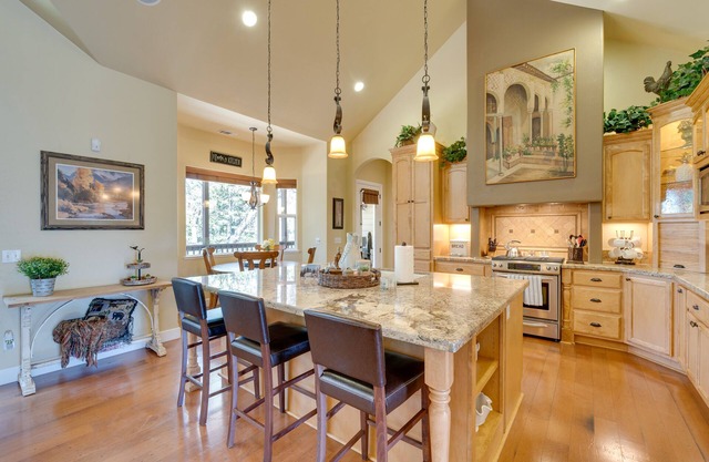 Furnished Decks & Grill: Peaceful Pioneer Home!