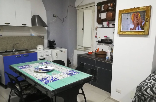 Studio meublé (lit double) avec TV et salle de bain privée