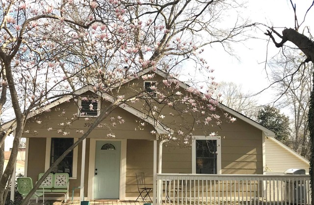 Location mensuelle clé en main meublée 2BR / 1BA dans le centre-ville historique de Norcross