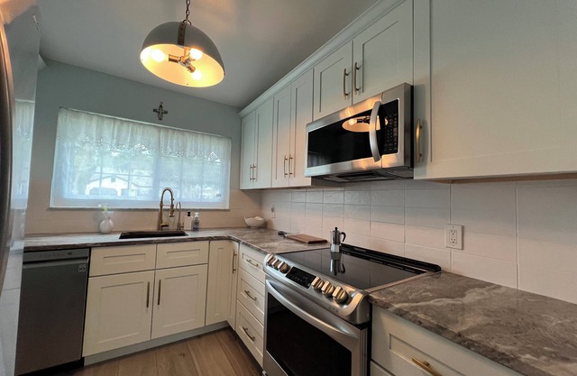 Furnished, Upgraded 2 Bed / 1 Bath - Single Family Home - Oak Hollow Community