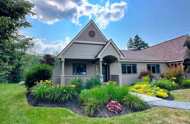 FV43 Bretton Woods single level home with AC on golf course