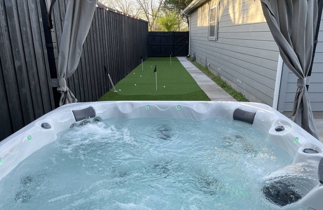 FW Retreat Minutes to Stockyards TCU 7th St Hot Tub MiniGolf
