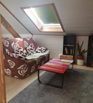 GästeZimmer im Altbau Dachgeschoss mit kleinem Bad WLAN, TV und Parkplatz