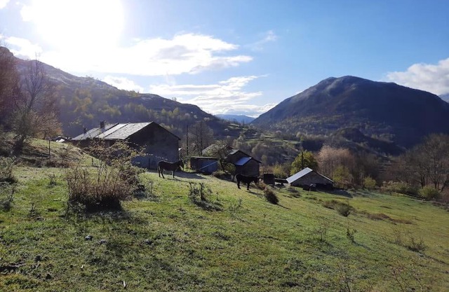 Gîte à la ferme calme et chaleureux avec cheminée.