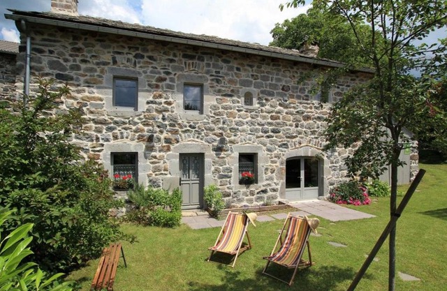 Gîte familial restauré avec jardin clos, équipements bébé, animaux acceptés, proche St-Julien-Chapteuil - FR-1-582-296