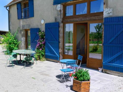 Gîte familial avec piscine chauffée et wifi, près de Souvigny - FR-1-489-466