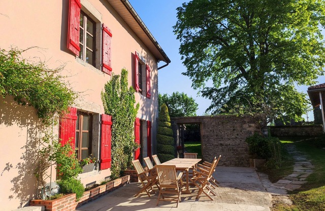 Gîte Situé au Cœur du Jura. Proche Cascades, Lacs, Vignobles, Sentiers, Forêts