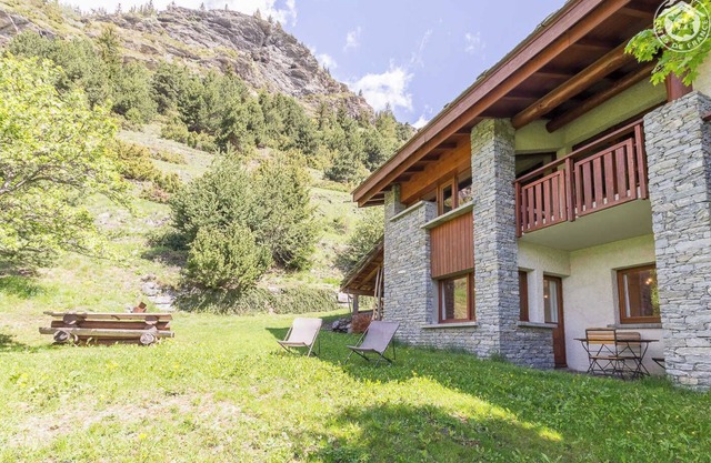 Situation ultra privilégiée pour ce gîte au sein du domaine skiable Val Cenis Vanoise (125 km de