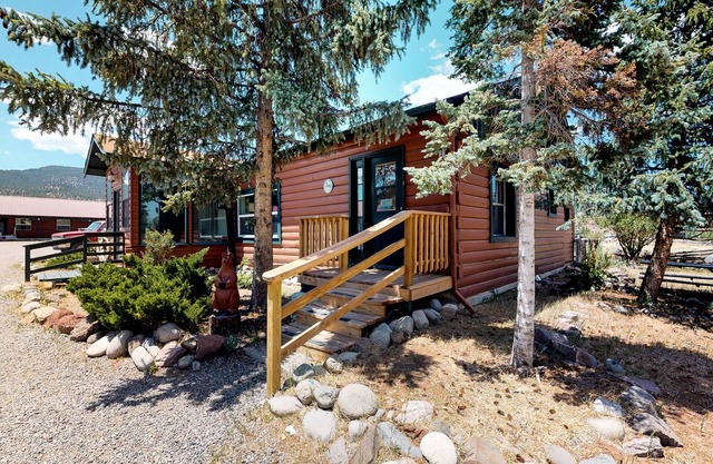"G" Goat Cabin - Affordable 4 Bedroom “G”