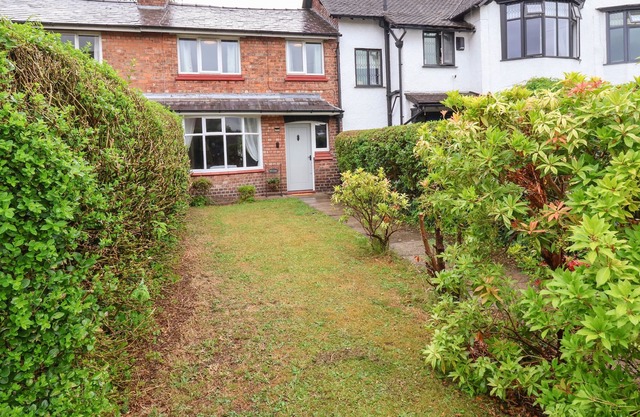 GABLES COTTAGE, family friendly, with a garden in Sandiway