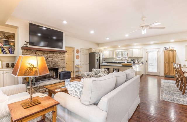 Gaby's on the River - Perfect Vacation Home Short Walk to Chattahoochee River