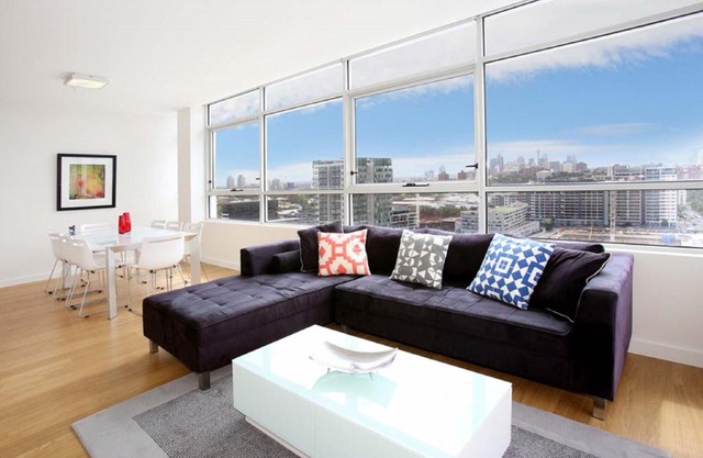 Gadigal Groove - Modern and Bright 3BR Executive Apartment in Zetland with Views