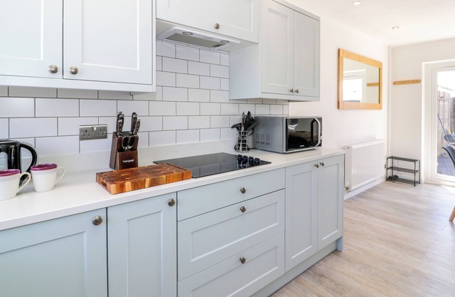 GAGA AR Y TRAETH, pet friendly, with a garden in Morfa Bychan