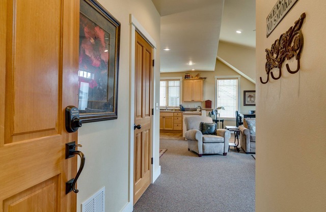 Condo, boutiques 1 Blk, Sisters View, WiFi gratuit, spacieux, sans frais d'administration, 5 étoiles !!