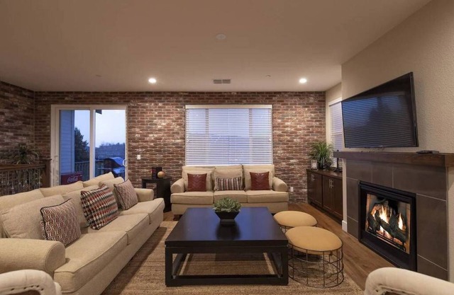 Gallery on the Green- Luxurious home with amazing golf course view!