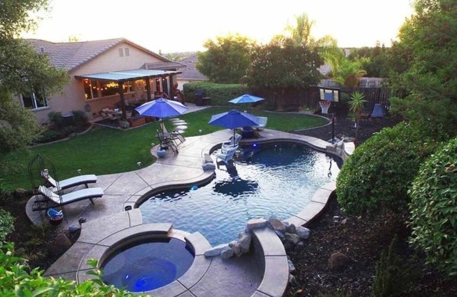 Fabulous Grand Home Pool ~ Jacuzzi Central Walkable