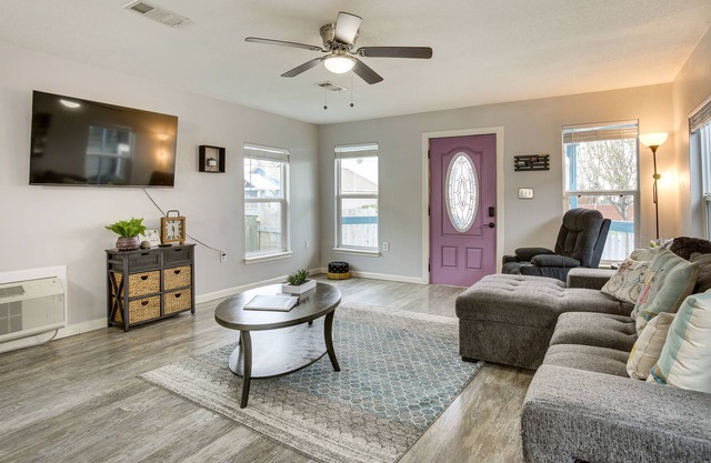 Galveston Cottage ~ 1 Mi to Beach: Pet Friendly!