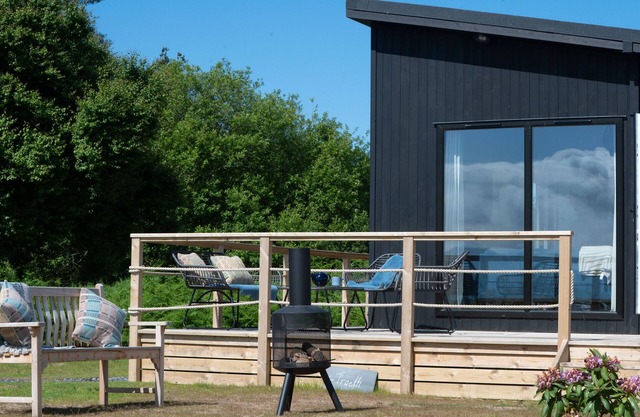 GALWAD Y MOR, pet friendly, with a garden in Niwbwrch (Newborough)