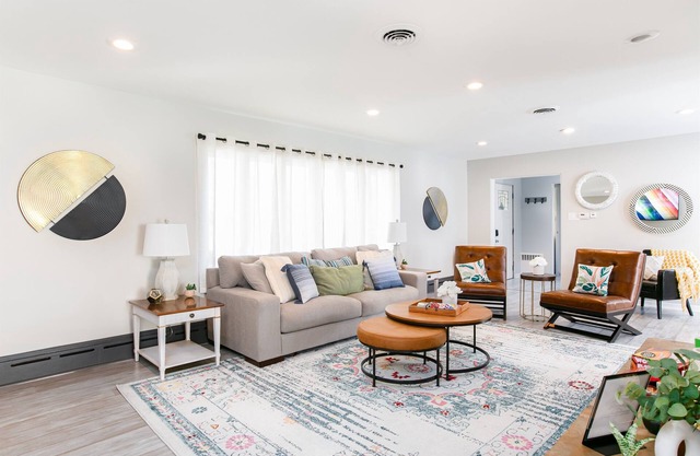 Perfect for Gatherings: Sprawling Ranch,Huge Yard, 1mi to ND, King Beds, Firepit