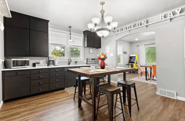 Game Rm, Walk to Downtown, King Bed, Great 4 Kids