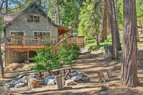 Game Room and Deck Oso Cozy Cabin in Arnold!