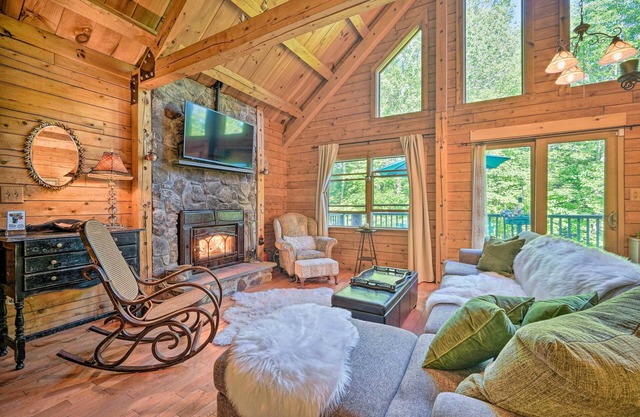 Cozy Mount Snow Chalet w/ Game Room & Hot Tub