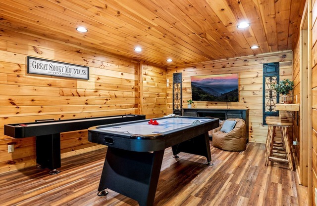 Game Room~ HotTub~ Dollywood 3 Miles~Outdoor Pool