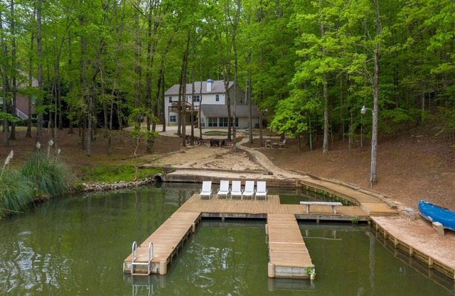 GAME ROOM, QUIET COVE & DOCK! LAKEFRONT! SLEEPS 18